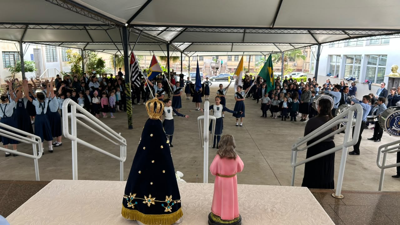 Colégio Regina Caeli celebra a Pátria e a Natividade de Nossa Senhora em Ato Cívico